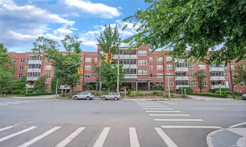 1 Kensington #223, North Hempstead, NY 11021