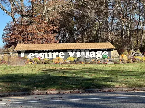 252 Newcastle #B, Ridge, NY 11961