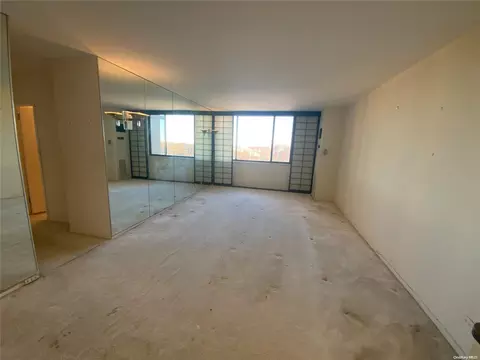 27110 Grand Central Pkwy #5P, New York, NY 11005