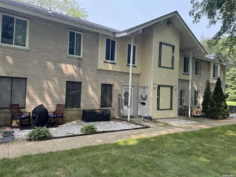 5 Navajo Ct #5, Coram, NY 11727