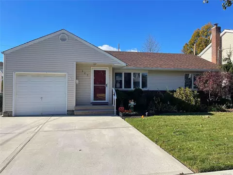 127 Farnum Blvd, Franklin Square, NY 11010