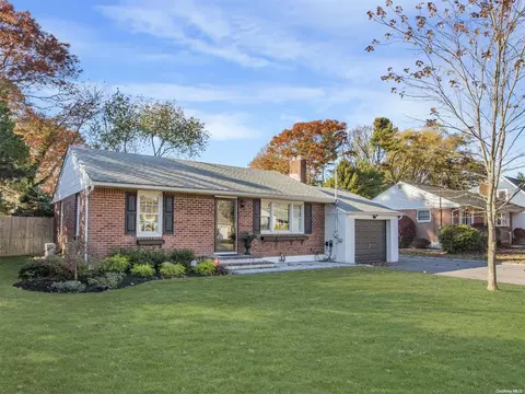 16 W Masem Sq, Brookhaven, NY 11772