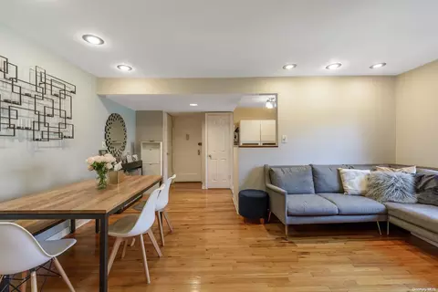 8 Terrace Cir #2A, North Hempstead, NY 11021