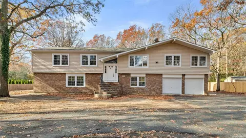 18 Canine Rd, Holtsville, NY 11742