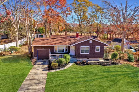 33 Fawn Ln W, Centereach, NY 11720