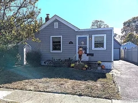 207 E Santa Barbara Rd, Lindenhurst, NY 11757