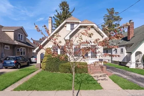 31 Beverly Ave, Floral Park, NY 11001
