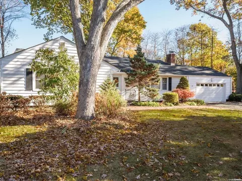 10 Hilary Ct, Huntington, NY 11743