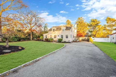 28 Dale Dr, Oakdale, NY 11769
