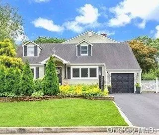 18 Bruce Ln S, Kings Park, NY 11754