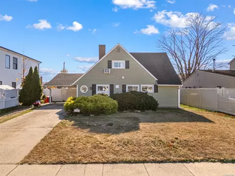 96 Twig Ln, Levittown, NY 11756