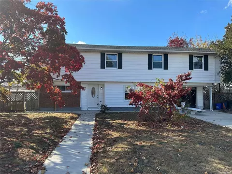 90 W 7th St, Deer Park, NY 11729