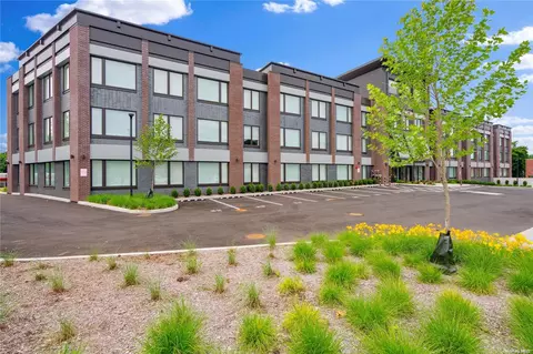218 Middle Neck Rd #301, North Hempstead, NY 11021