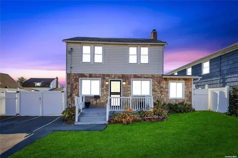 80 Bedford Ave, Freeport, NY 11520