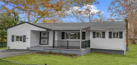 10 Peach St, Central Islip, NY 11722