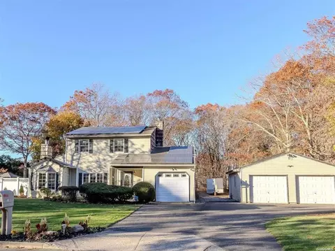 32 Hope Ct, Selden, NY 11784