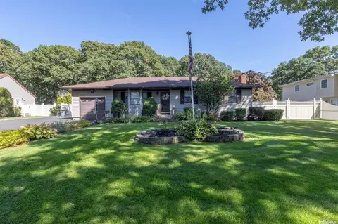 392 Boxwood Dr, Shirley, NY 11967