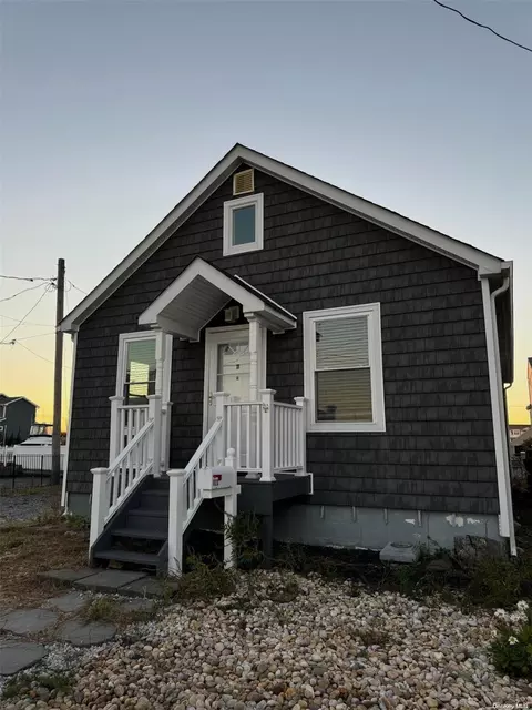 923 Arctic St, Lindenhurst, NY 11757