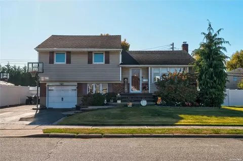 20 Gates Ave, Plainview, NY 11803