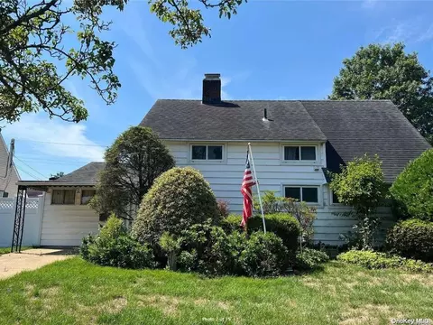 71 Wheelbarrow Ln, Wantagh, NY 11793
