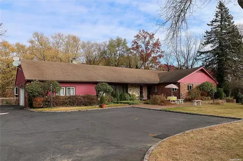 20 Rolling Hill Rd, North Hempstead, NY 11568