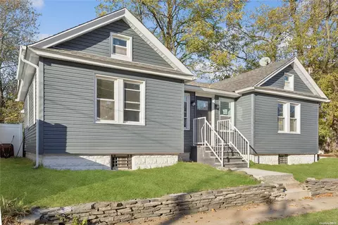 75 E Milton St, Freeport, NY 11520
