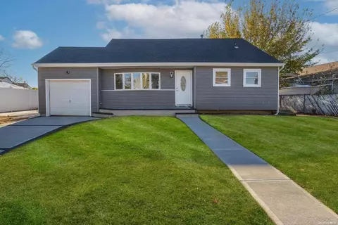 61 W Marine Ave, Lindenhurst, NY 11757