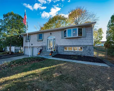 10 Ashland Dr, Kings Park, NY 11754
