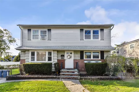 6 Hallock St, Farmingdale, NY 11735