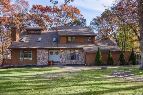 73 Patchogue Dr, Rocky Point, NY 11778