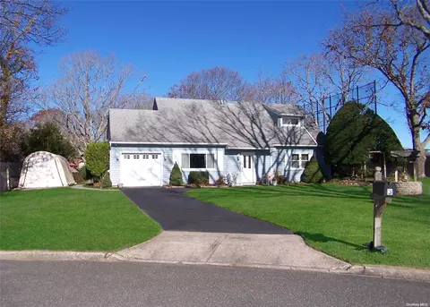 3 Peggy Ct, Centereach, NY 11720