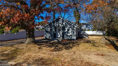 75 Paprocki Ave, West Islip, NY 11795