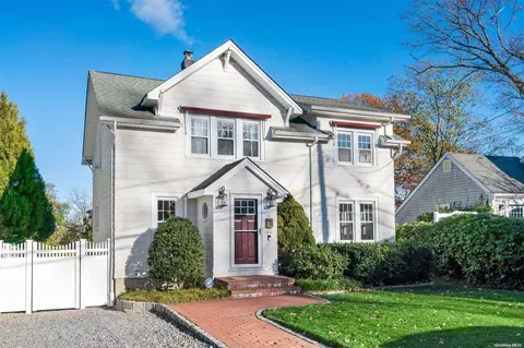 46 Highland Ct, Huntington, NY 11743
