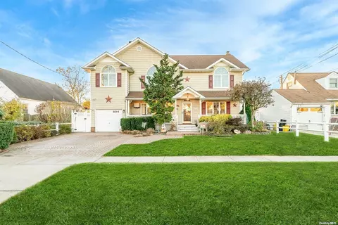 304 Grand Blvd, Massapequa Park, NY 11762