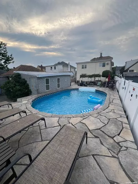 255 Spring St, Lawrence, NY 11559