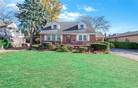 51 Center Dr, North Hempstead, NY 11040