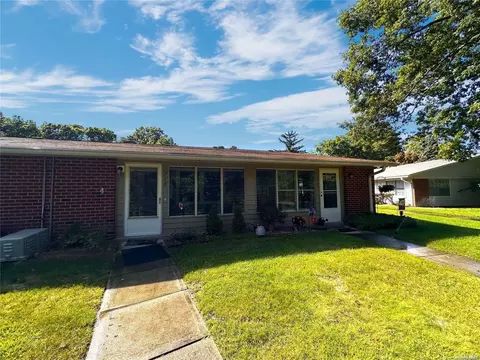 36 Trent Ct #E, Ridge, NY 11961