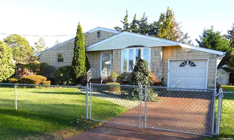 180 Tremont Rd, Lindenhurst, NY 11757