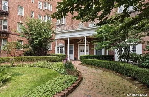 84-49 168 St #6N, New York, NY 11432