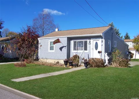 160 42nd St, Lindenhurst, NY 11757