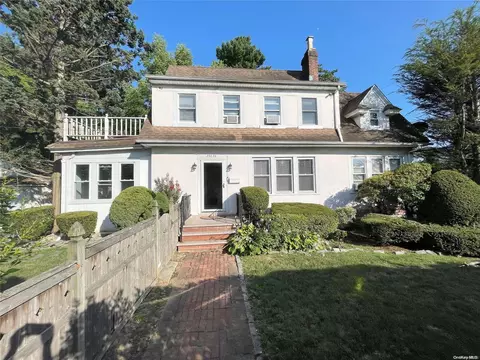 254-04 Pembroke Ave, North Hempstead, NY 11020