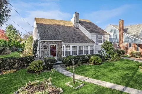 34 Chestnut Ave, Floral Park, NY 11001