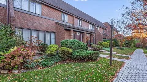 34 Chestnut Hl #34, North Hempstead, NY 11576