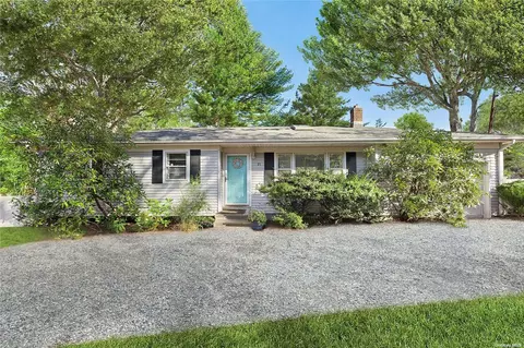 21 Old Squiretown Rd, Hampton Bays, NY 11946