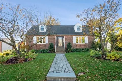 15 North Dr, North Hempstead, NY 11040