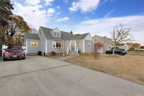 521 18th St, West Babylon, NY 11704