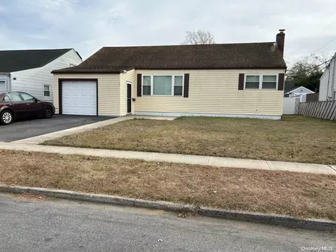 72 E June St, Lindenhurst, NY 11757