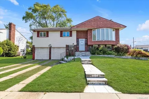 18 Page Dr, Hicksville, NY 11801