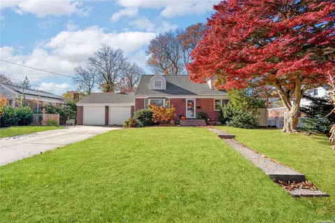 9 Dawn Dr, East Northport, NY 11731