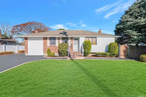 225 E Roslyn St, Islip Terrace, NY 11752